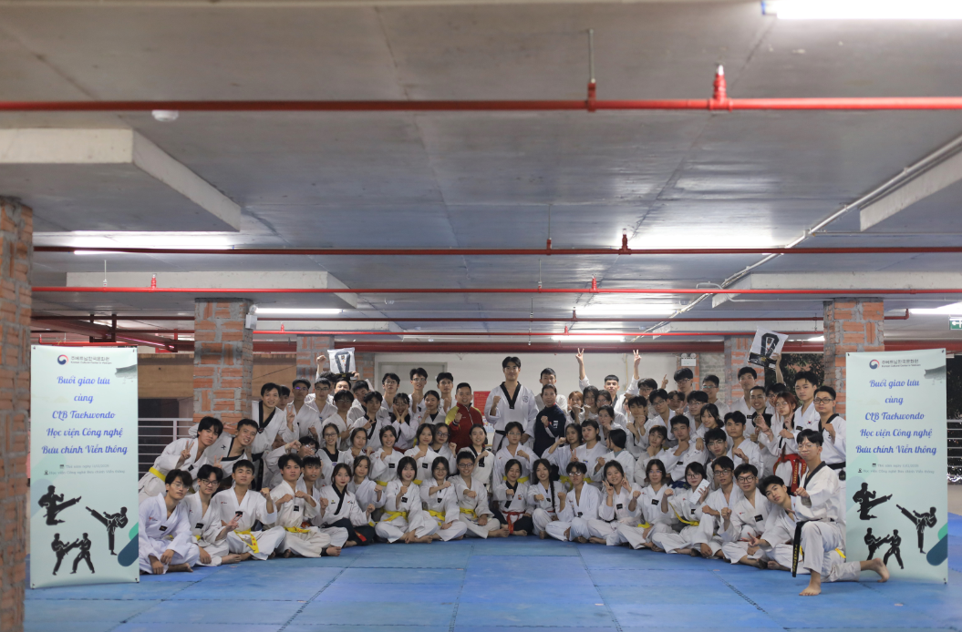 우정통신기술대학교(PTIT)&nbsp;태권도&nbsp;동아리와&nbsp;함께&nbsp;태권도&nbsp;겨루기&nbsp;기술에 대한 특강 기념 사진