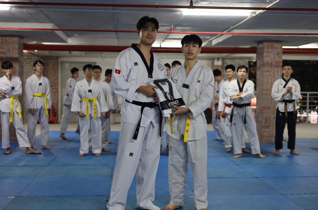 학생에게 준비한 기념품을 준다