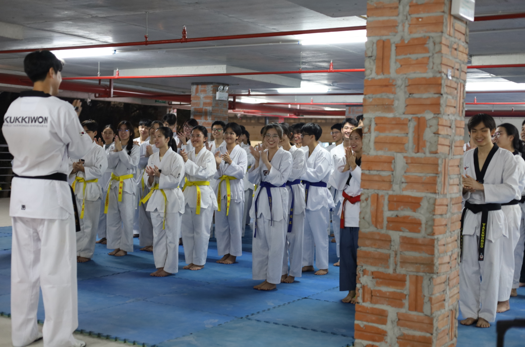 곽도훈 사범은 학생들과 인사하고 있다.