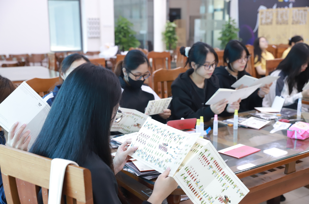 학생들이 조선왕조의궤에 대한 설명을 듣고 있다.