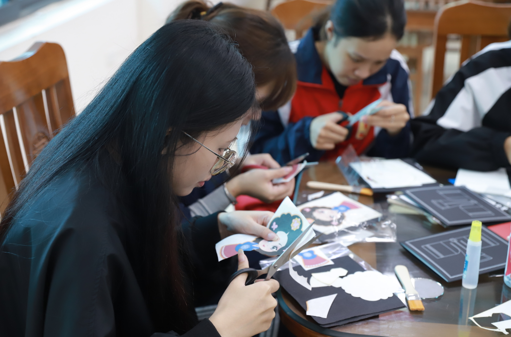 학생들이 &nbsp;한지로&nbsp;만드는&nbsp;손거울&nbsp;제작&nbsp;체험하고 있다.