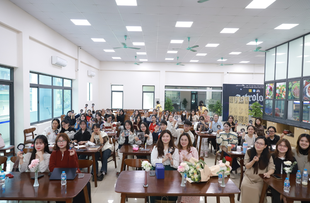 강사와 수업 참가자들과 만든 손거울과 사진을 찍는다.