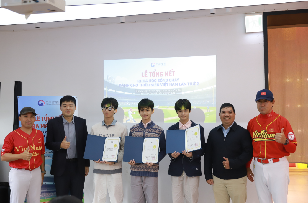 수료생들에게&nbsp;수료증을 전달한다.