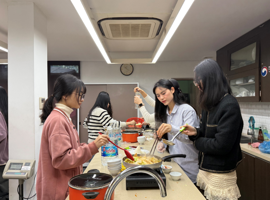 학생들이 안내 들으면서 요리하고 있다.