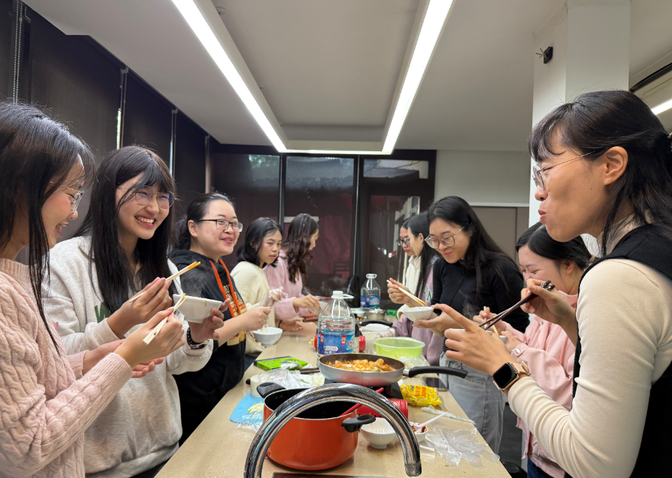 강사와 함께 만든 음식을 맛보고 있다.