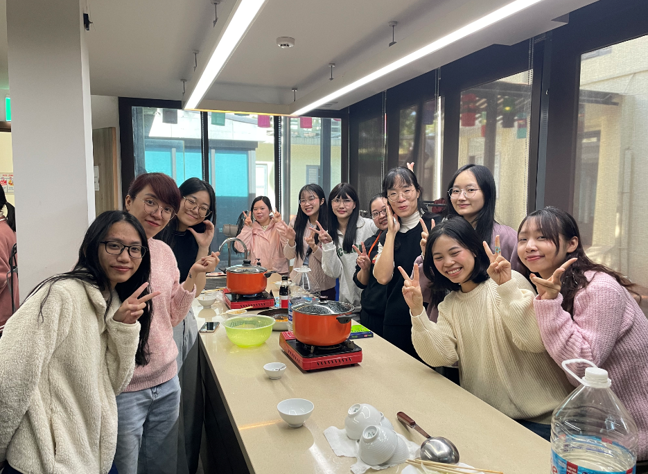 강사 선생님과 사진을 찍는다.