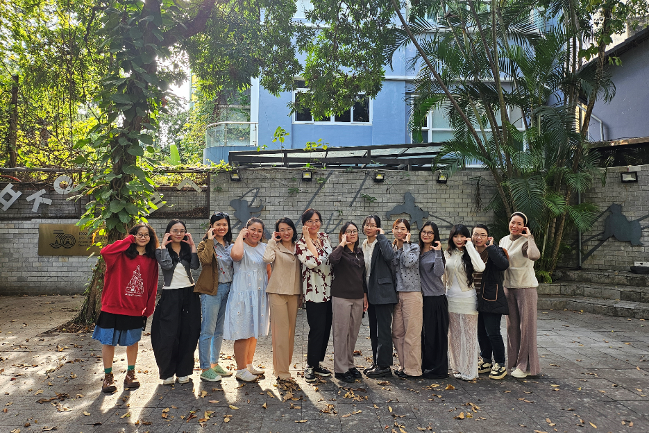 오후 반의 강사 선생님과 학생들의 기념 사진