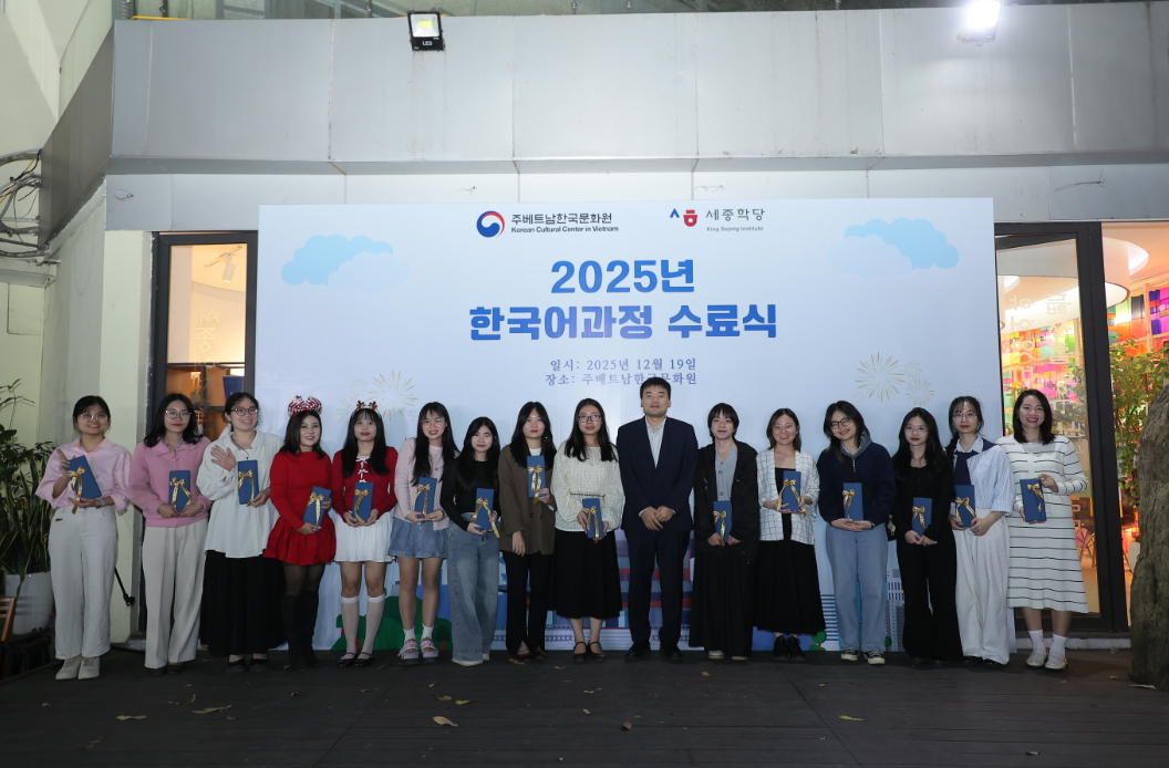 개근상 받는 학생에게 선물을 전달한다.