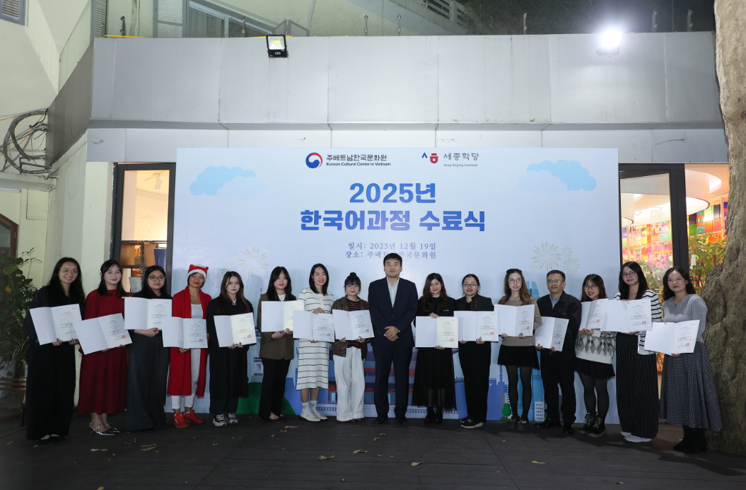 학당장님께서 수료증을 전달한다.