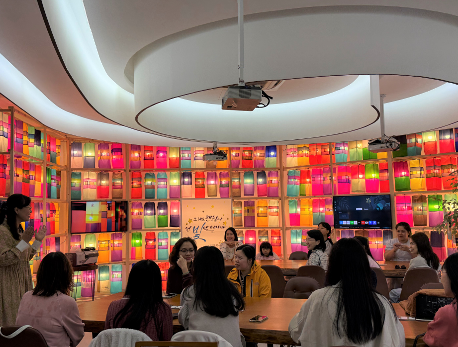 강사는 학생들에게 한복에 대해 설명하고 있다.