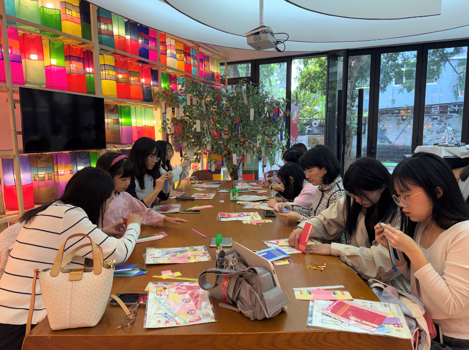 학생들이 집중해서 한복 봉투를 만들고 있다.