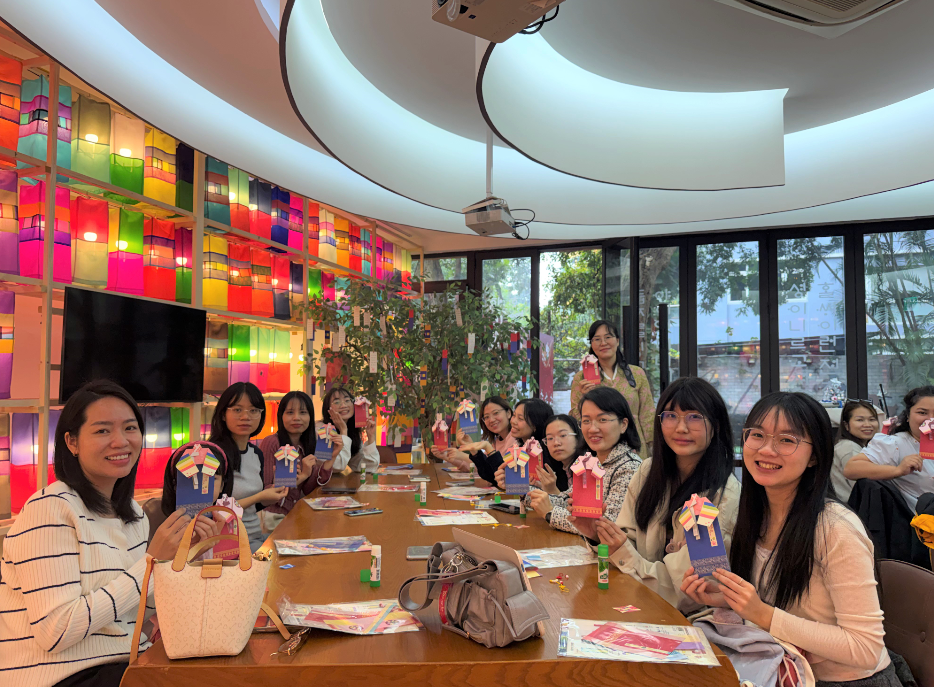 학생들과 강사는 만든 한복 봉투와 사진을 찍는다.