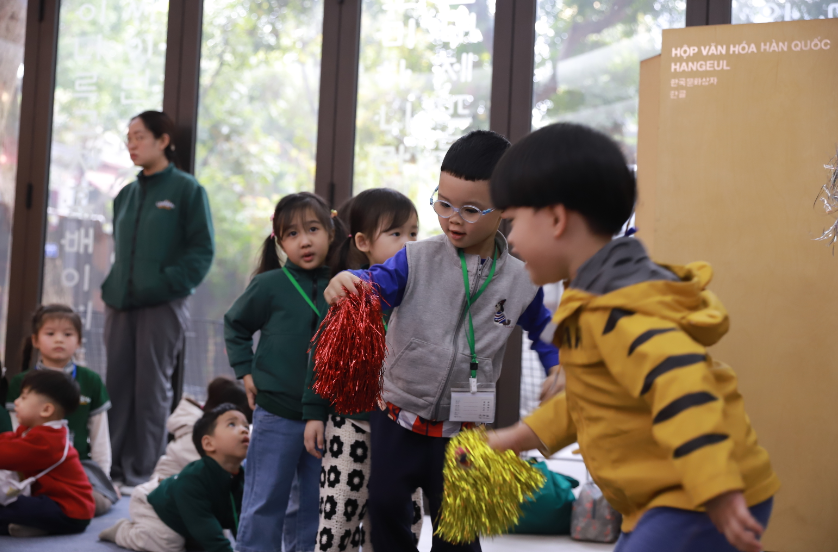 제기차기 체험하는 아이들