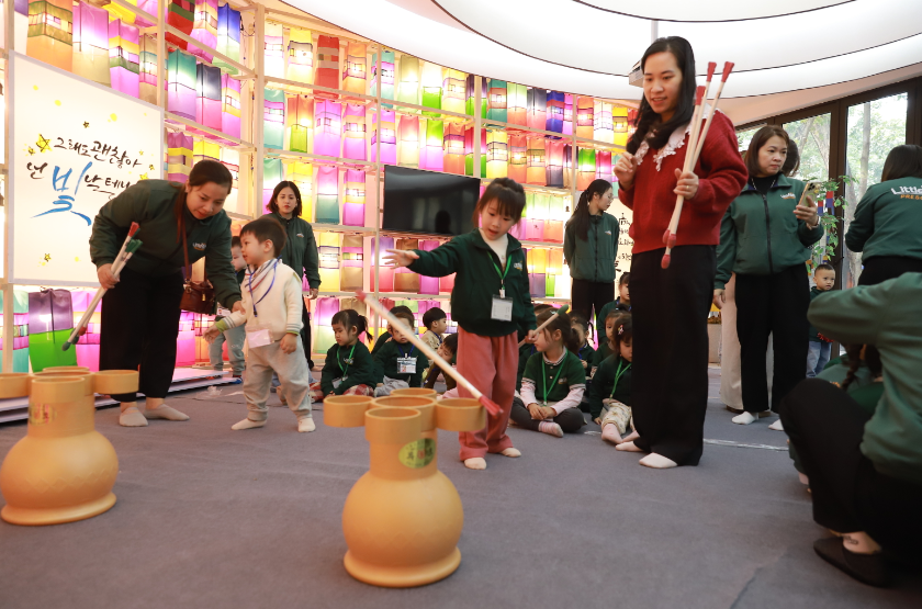 투호 놀이 체험하고 있는 아이들