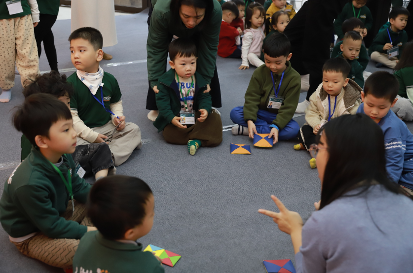 딱지치기 체험하는 아이들