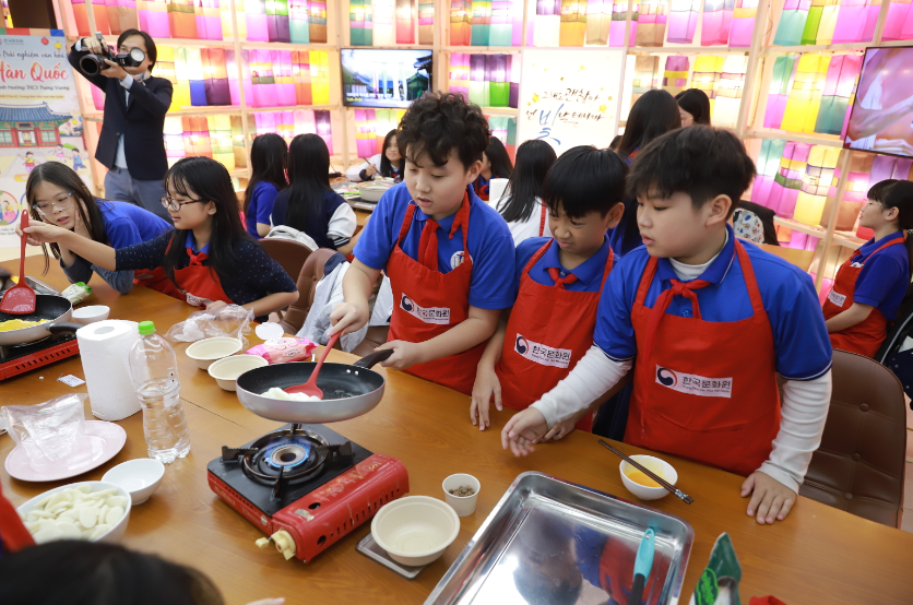 남자 학생 3명의 팀은 열심히 요리하고 있다.