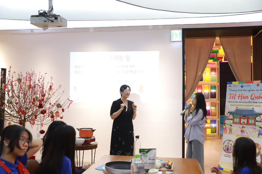 강사 선생님은 설날에 대해 설명하고 있다.