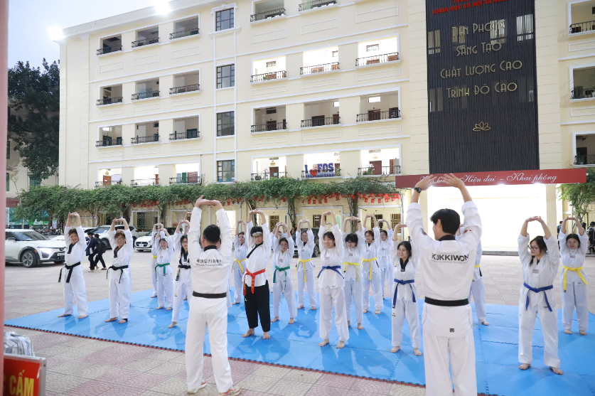 학생들이 준비 운동을 하고 있다.