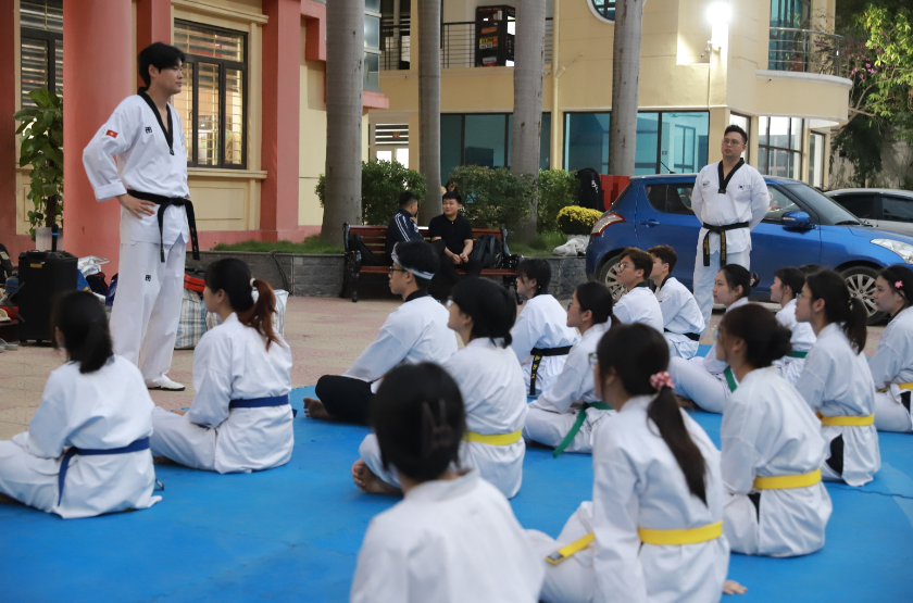 곽도훈 사범은 학생들에게 인사하고 특강에 대해 설명한다.