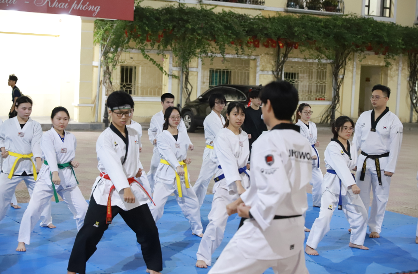 사범 지도 아래 학생들이 연습하고 있다.