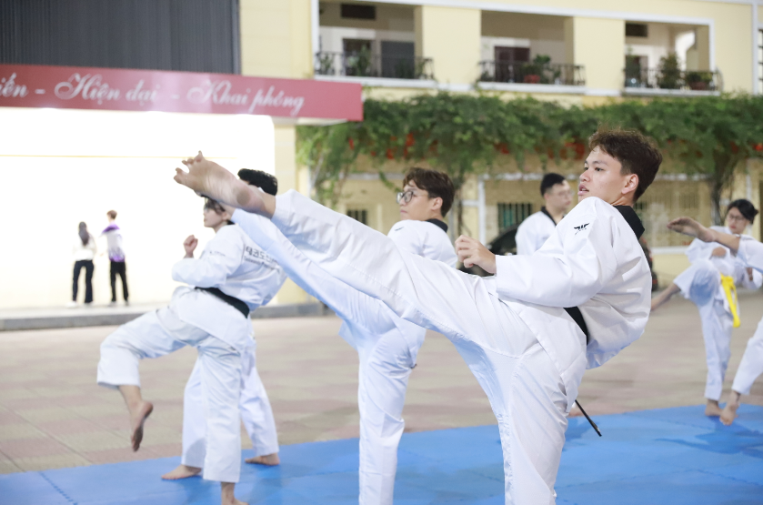 앞차기 동작을 연습하고 있다.