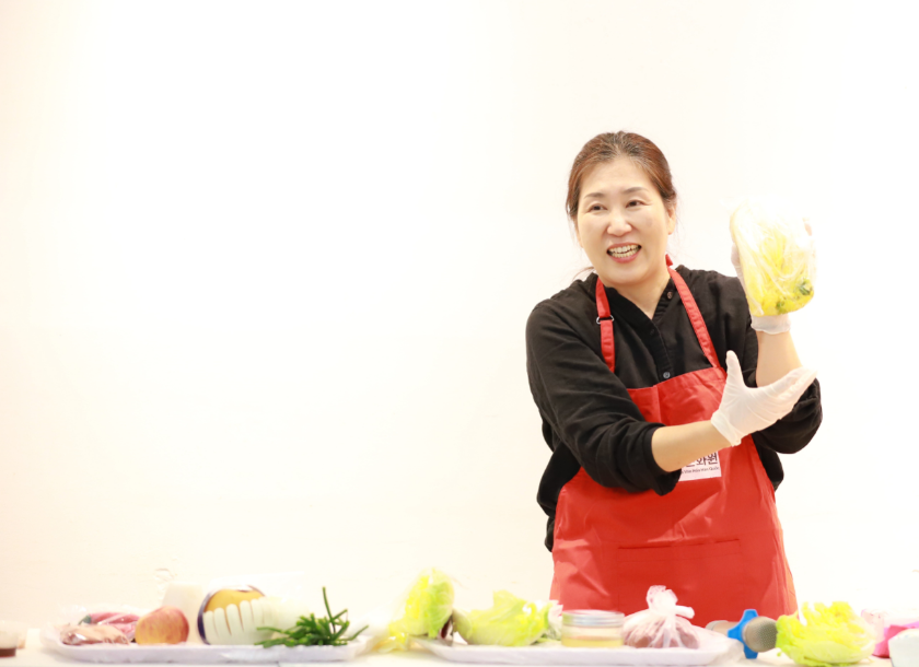강사 선생님은 김치 만들기에 대해 설명하고 있다.