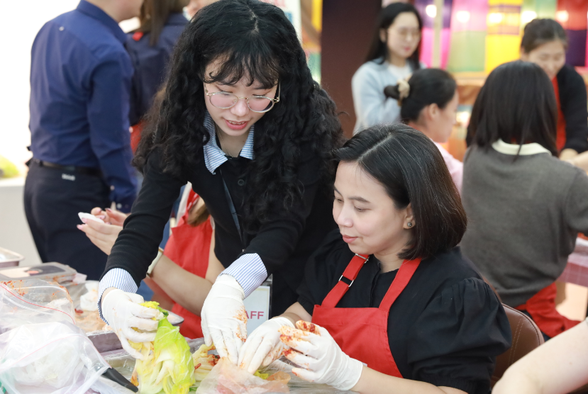 국방무관과&nbsp;배우자들은 김치 만들기 체험하고 있다.