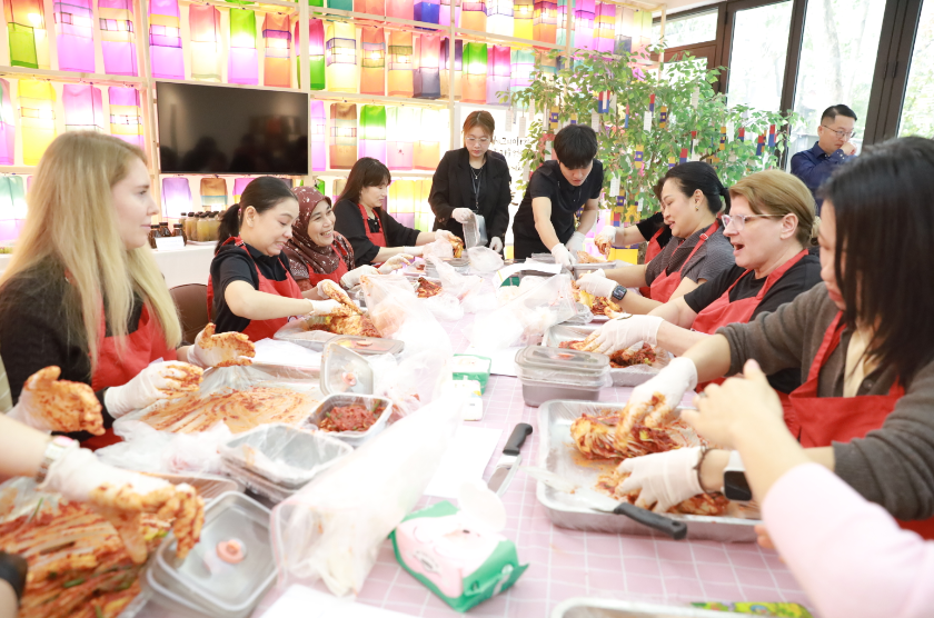 국방무관과&nbsp;배우자들은 이야기하면서 김치 만들고 있다.