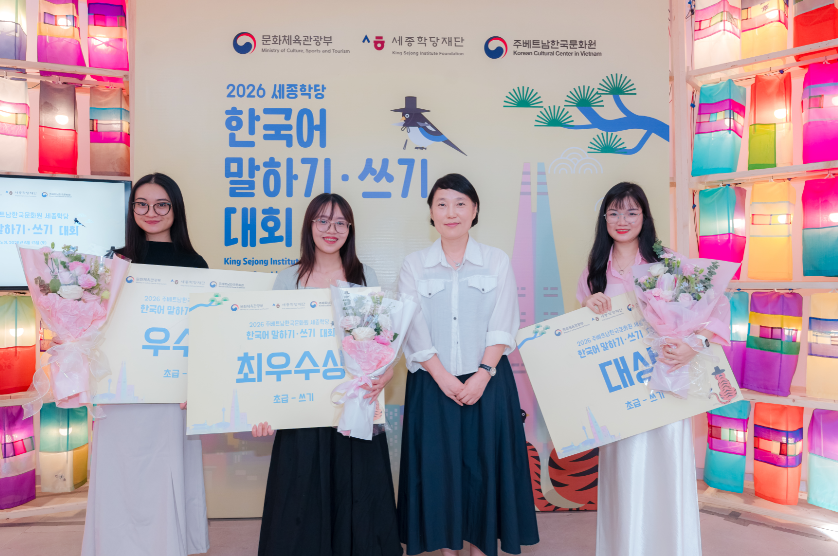 주베트남한국문화원 박찬아 원장은 대회 수상 학생들과 기념 사진을 찍고 있다.