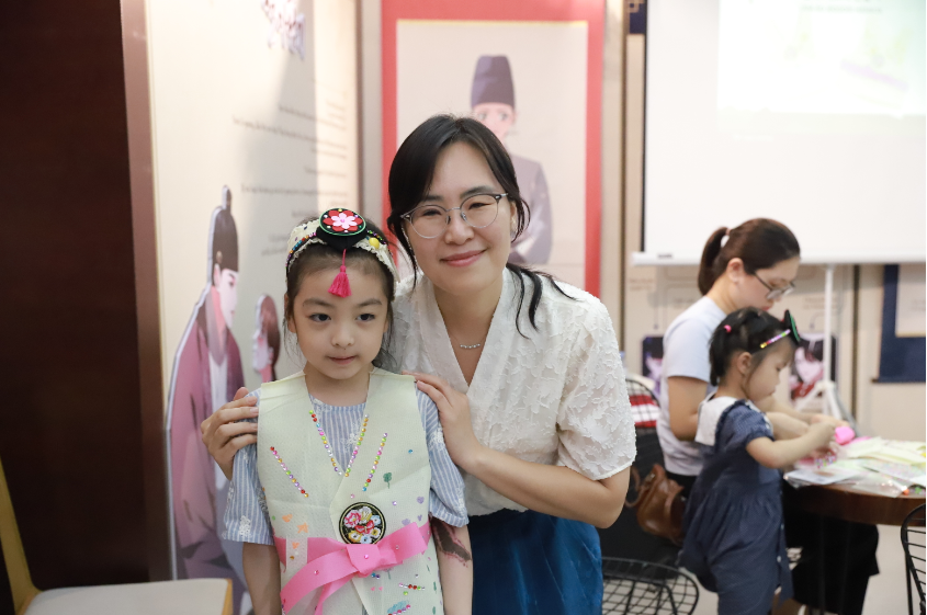 강사 선생님과 수업 참가 학생의 기념 사진