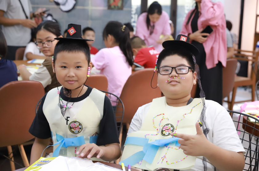 남학생 2명은 본인 만든 의상 및 장신구와 사진을 찍습니다,