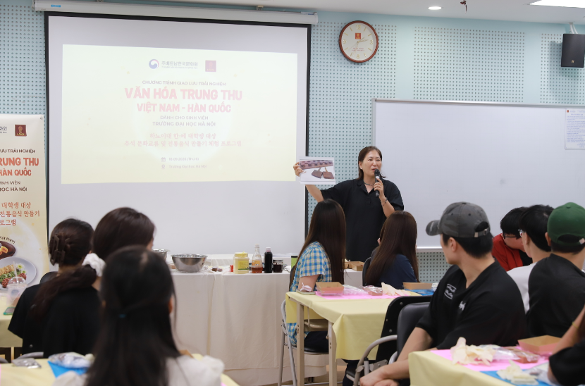 강사 선생님은 한국 다식 만드는 방법에 대해 설명하고 있는 모습
