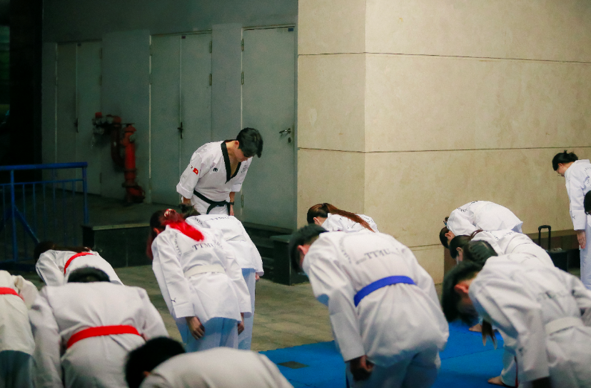 사범님과 학생의 서로 인사