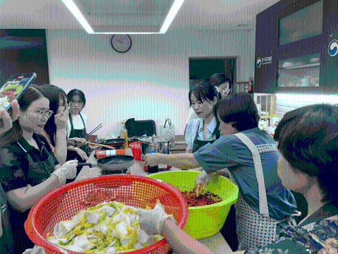 한베 가정 어머니들을 대상으로 진행하는 한식 요리 교실 첫수업