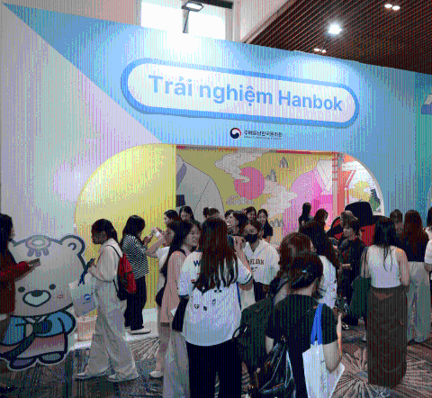 호치민 <2025 Korea Travel Festa>에서 한복 체험 부스 운영