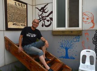  HỌA SỸ THỔI CUỘC SỐNG VÀO MỘT CĂN CỨ QUÂN SỰ ĐÃ ĐÓNG CỬA